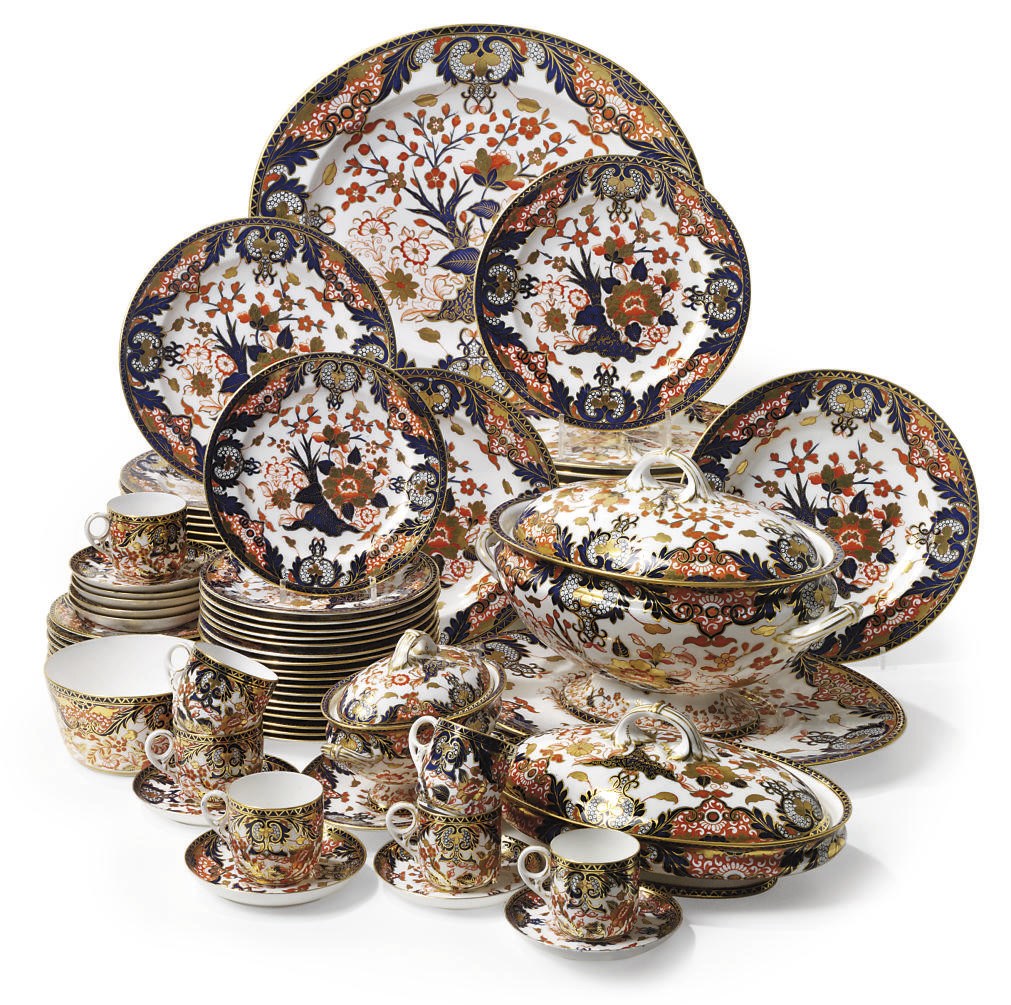 A DERBY CROWN PORCELAIN IMARI PATTERN DINNER SERVICE