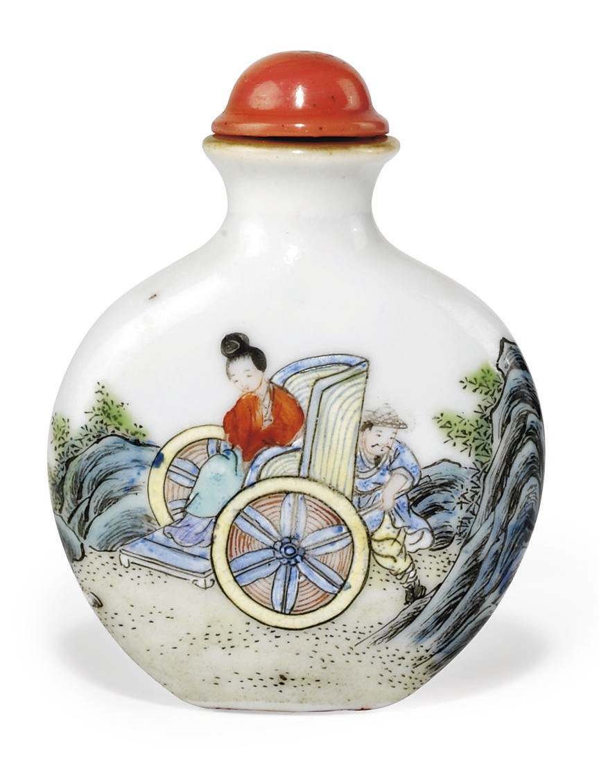 A CHINESE PORCELAIN SNUFF BOTTLE