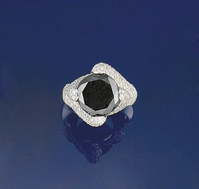 A COLOURED DIAMOND AND DIAMOND RING
