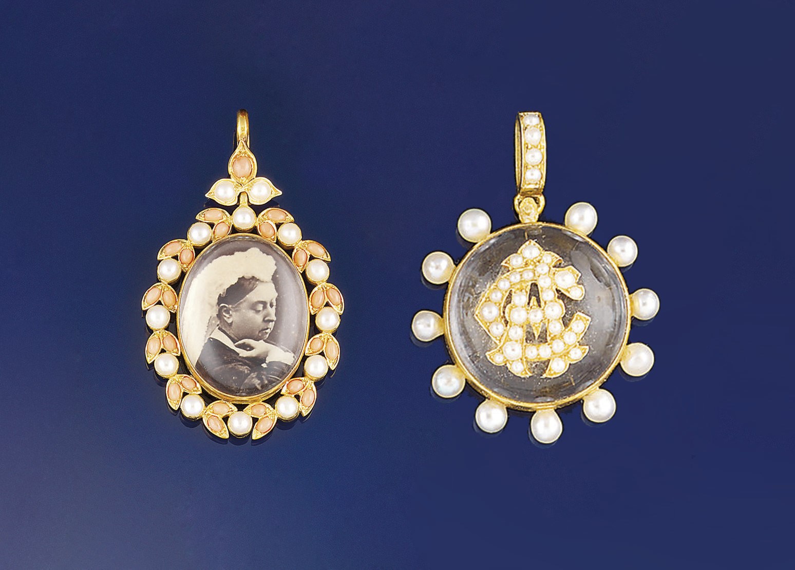 A SMALL GROUP OF VICTORIAN JEWELLERY