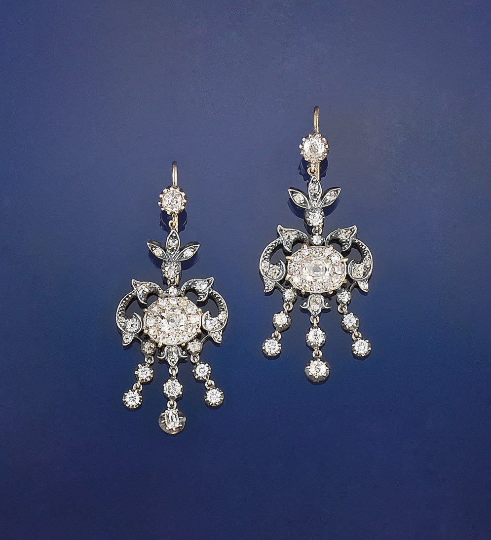 A PAIR OF DIAMOND PENDENT EARRINGS