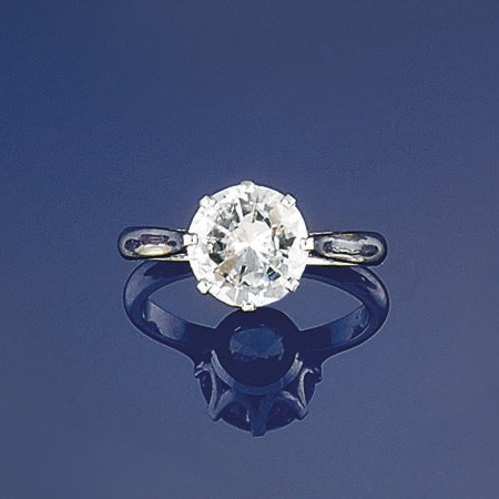 A diamond single stone ring