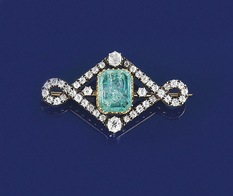 AN ANTIQUE EMERALD AND DIAMOND BROOCH