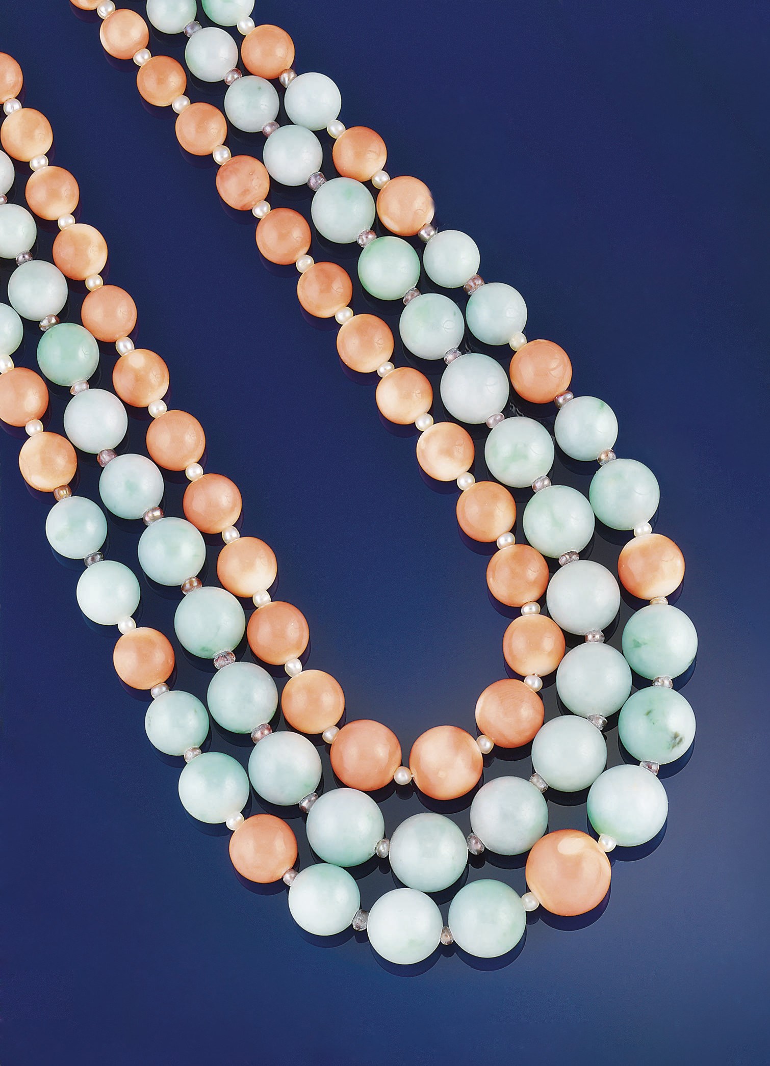 A SMALL GROUP OF JEWELLERY