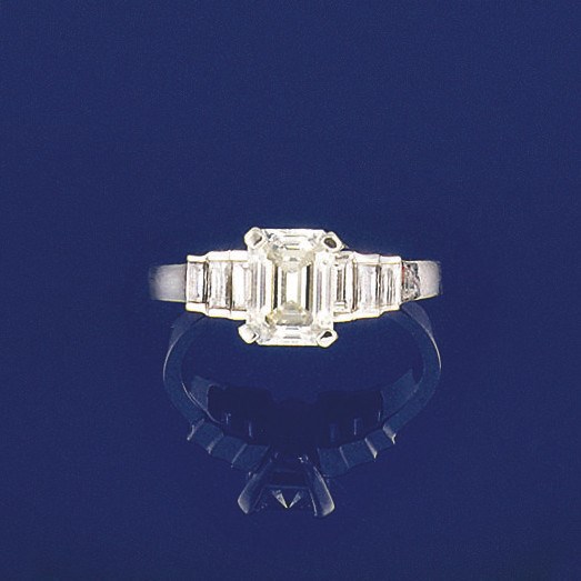 A diamond single stone ring and an unmounted diamond