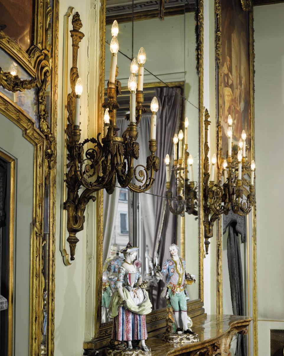 A PAIR OF FRENCH ORMOLU EIGHT-LIGHT WALL APPLIQUES