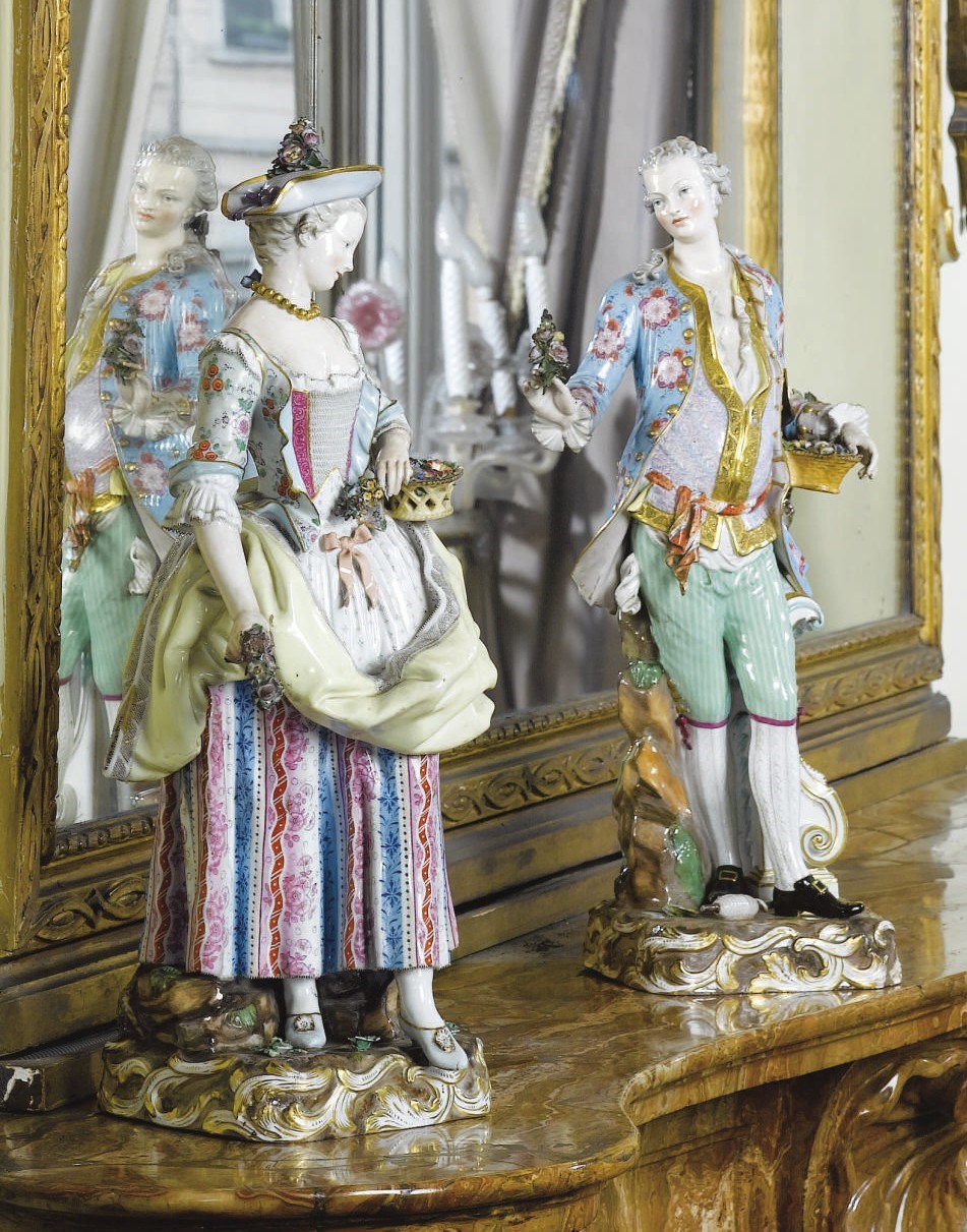 A PAIR OF MEISSEN FIGURES OF AN 18TH CENTURY COUPLE