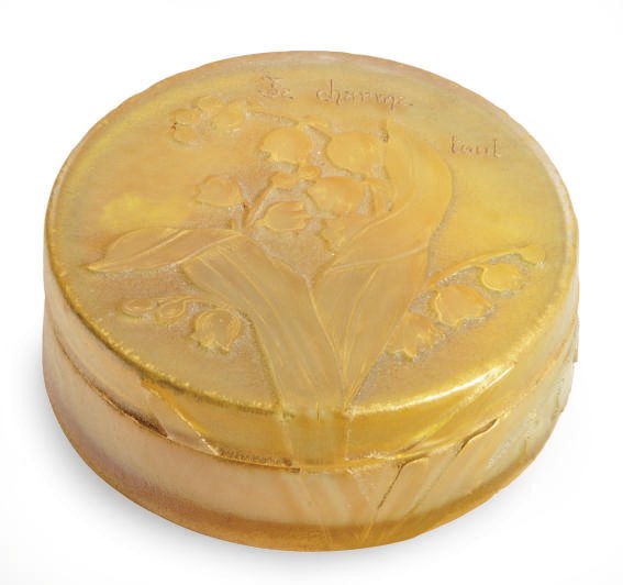 A GILT AND ETCHED CAMEO GLASS BOX AND COVER,