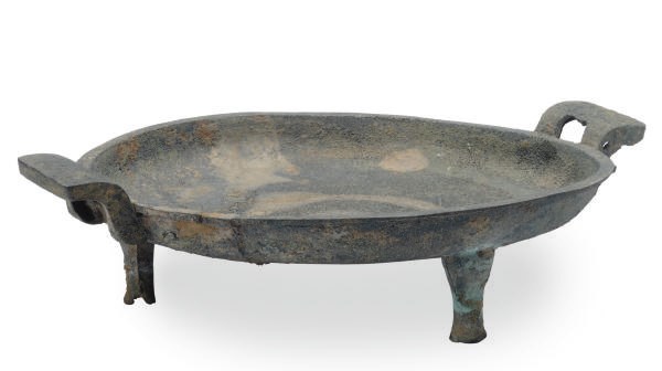 A CHINESE ARCHAIC BRONZE RITUAL TRIPOD VESSEL, PAN,