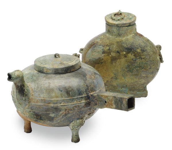 A CHINESE BRONZE RITUAL POURING VESSEL WITH HINGED COVER, HE, AND A PAIR OF SMALL FLATTENED OVOID FLASKS AND COVERS, BIAN HU,
