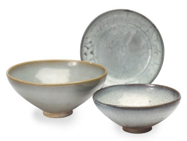 TWO CHINESE JUNYAO BOWLS AND A DISH,