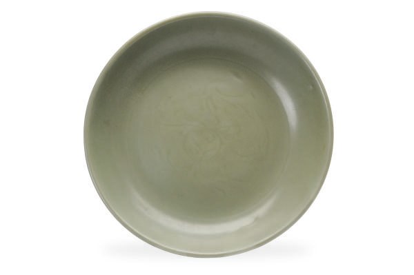 A LARGE CHINESE LONGQUAN CELADON DISH INCISED WITH A LOTUS DESIGN,