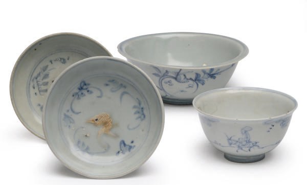 TWO CHINESE BLUE AND WHITE PORCELAIN BOWLS AND A PAIR OF SHALLOW DISHES,
