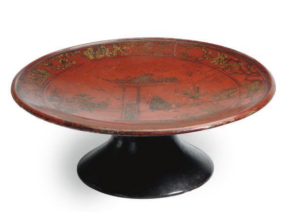 A CHINESE GILT-DECORATED BLACK AND RED LACQUERED PEDESTAL DISH,