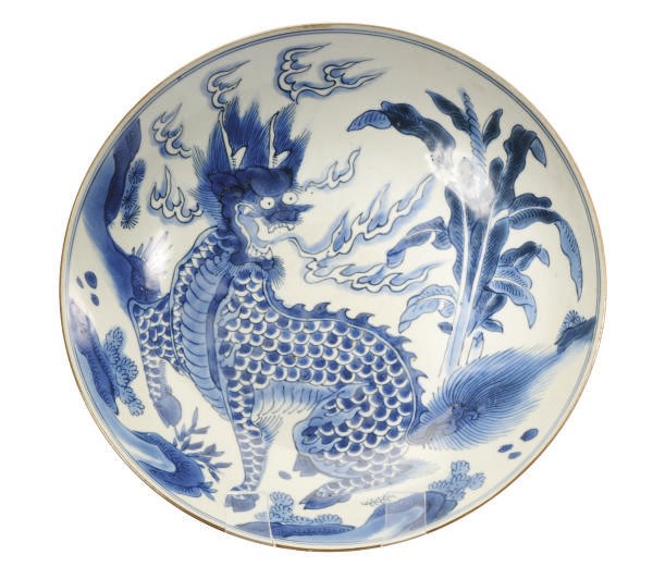 A CHINESE BLUE AND WHITE PORCELAIN DISH WITH A KYLIN,