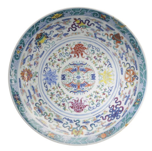 A CHINESE PORCELAIN DOUCAI CHARGER,