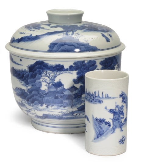 A CHINESE PORCELAIN BLUE AND WHITE LARGE BOWL AND COVER,