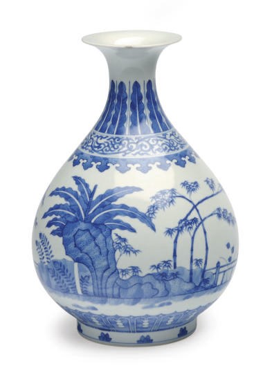 A CHINESE PORCELAIN BLUE AND WHITE BOTTLE VASE,