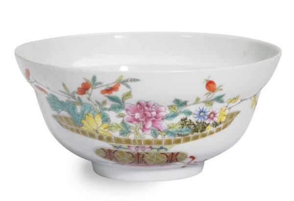 A CHINESE PORCELAIN FAMILLE ROSE BOWL,