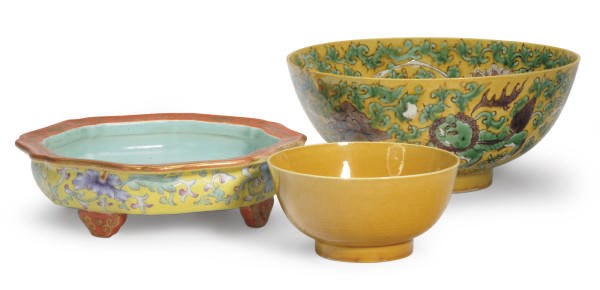 A GROUP OF THREE CHINESE PORCELAIN YELLOW-GROUND VESSELS,