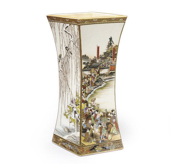 A JAPANESE EARTHENWARE VASE,