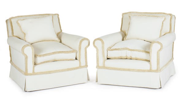 A PAIR OF UPHOLSTERED CLUB CHAIRS,