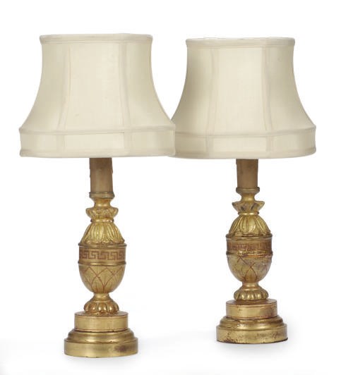 A PAIR OF GILTWOOD AND PAINT-DECORATED TABLE LAMPS,