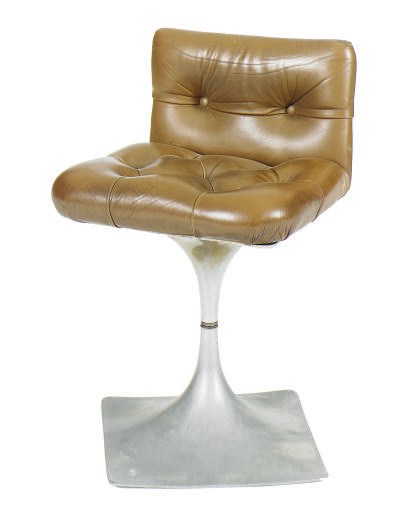 AN ALUMINUM AND LEATHER CHAIR,