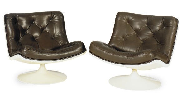 A PAIR OF PLASTIC AND LEATHER LOUNGE CHAIRS,