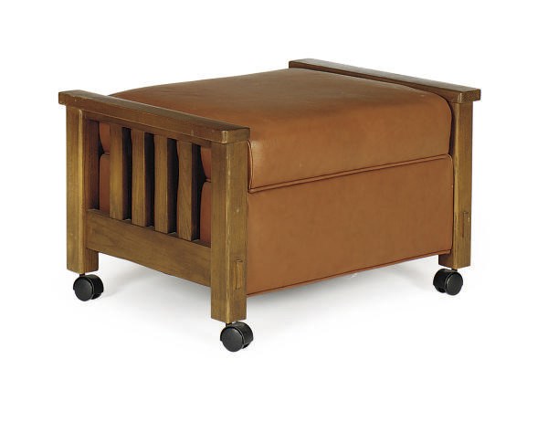 AN OAK AND LEATHER UPHOLSTERED OTTOMAN,