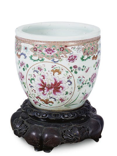 A CHINESE EXPORT PORCELAIN FAMILLE ROSE FISHBOWL,