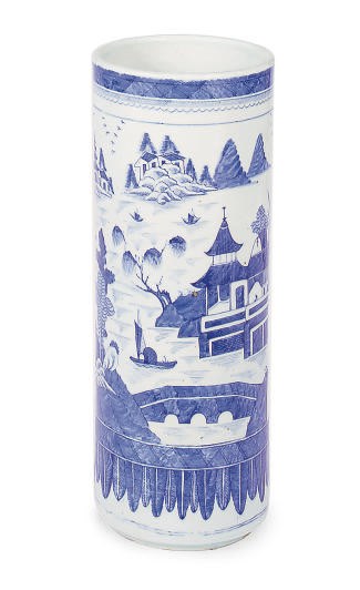 A CHINESE EXPORT BLUE AND WHITE PORCELAIN UMBRELLA STAND,