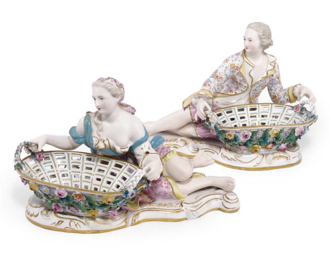 A PAIR OF ENGLISH PORCELAIN OVAL SWEETMEAT BASKETS