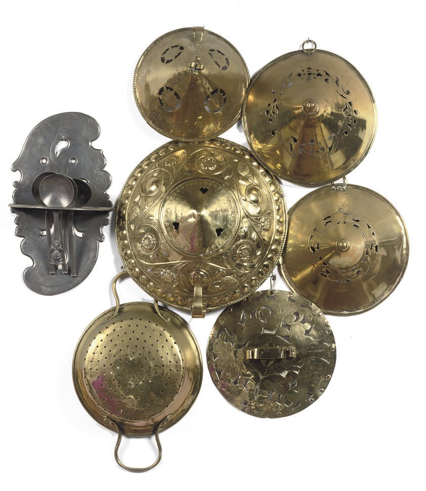 VARIOUS BRASS AND PEWTER KITCHEN WARE