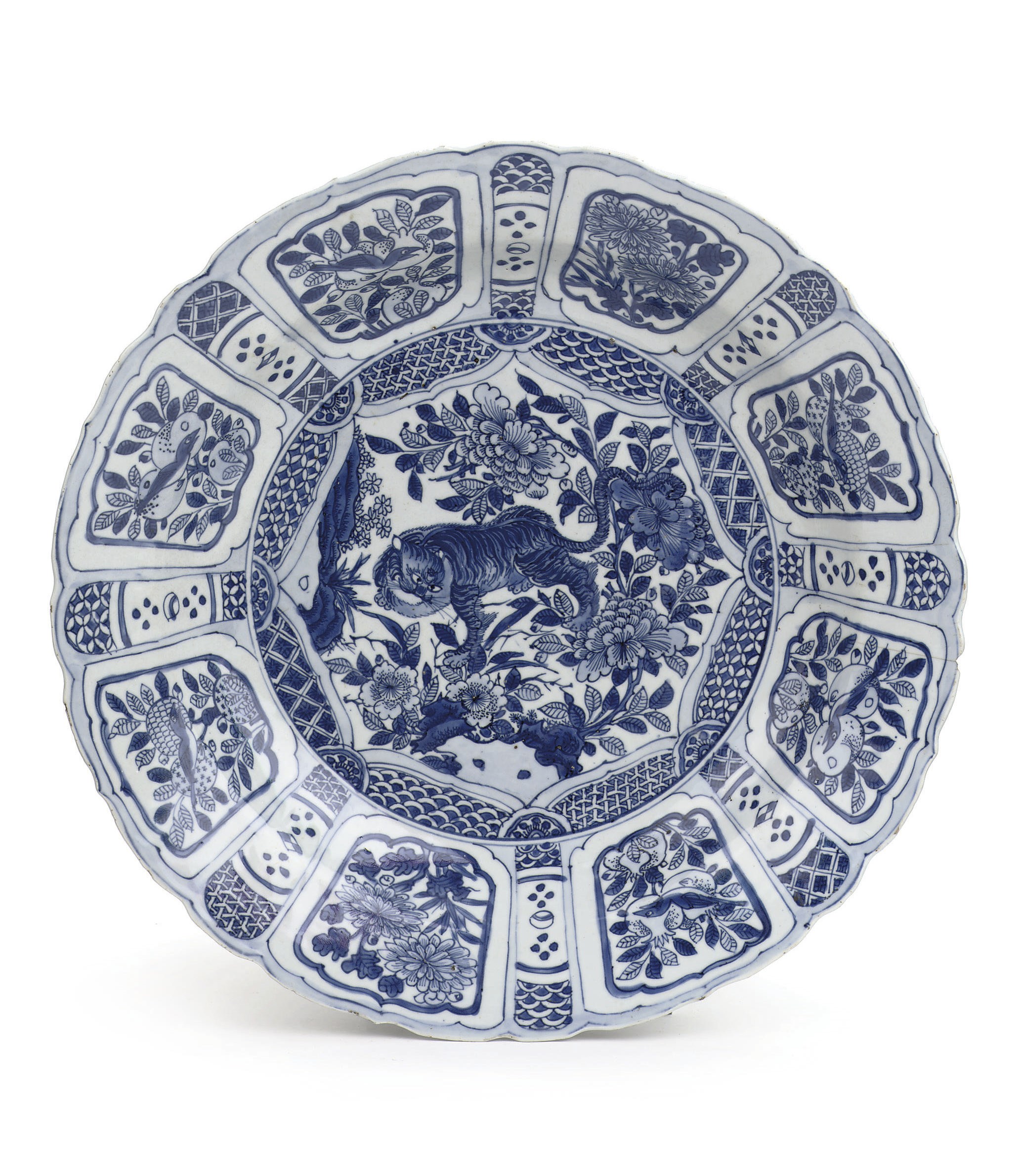A Chinese late Ming blue and white 'kraak porselein' charger