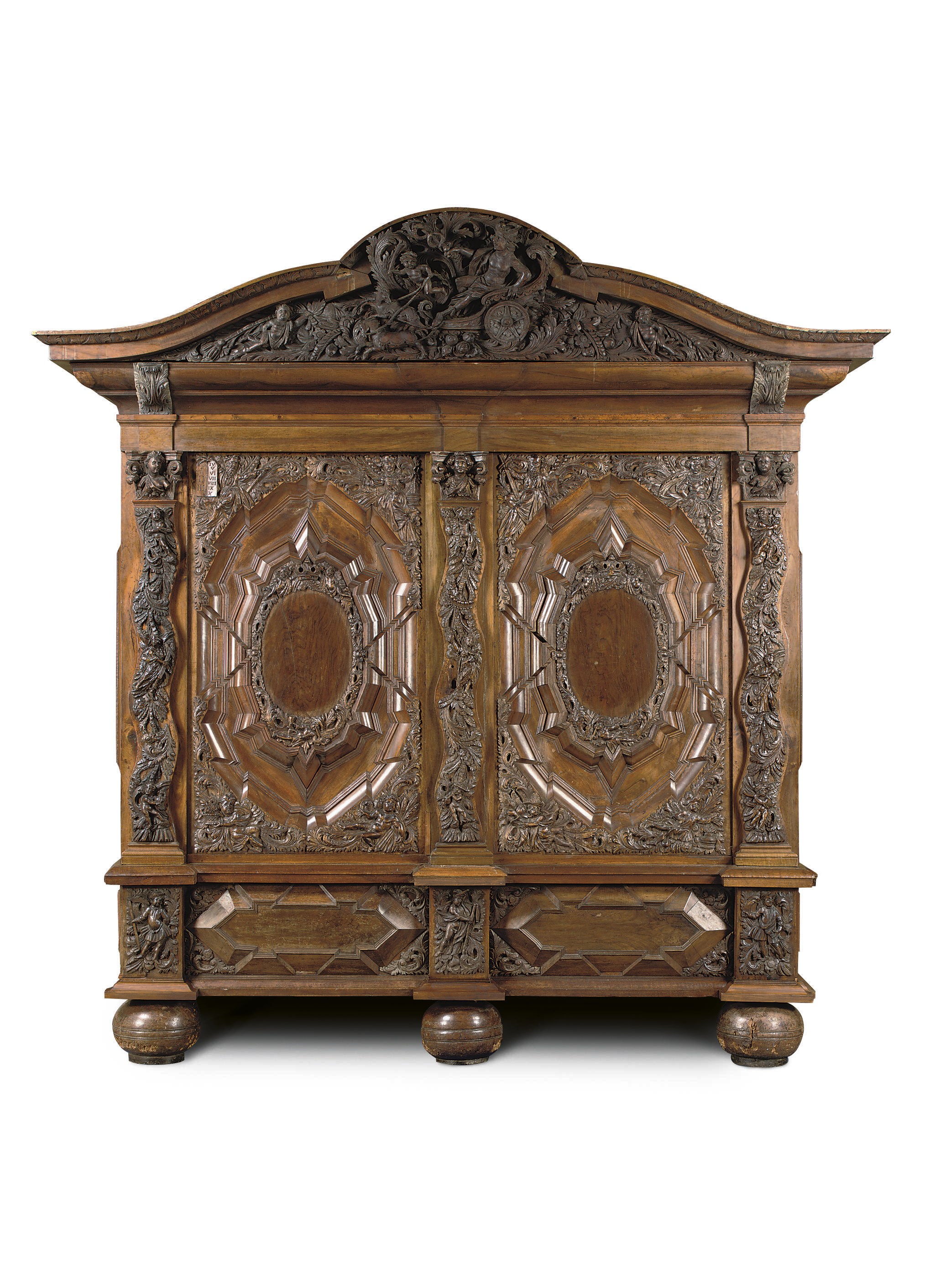 A NORTH GERMAN WALNUT AND FIGURED WALNUT CUPBOARD 'HALLENSCHRANK'