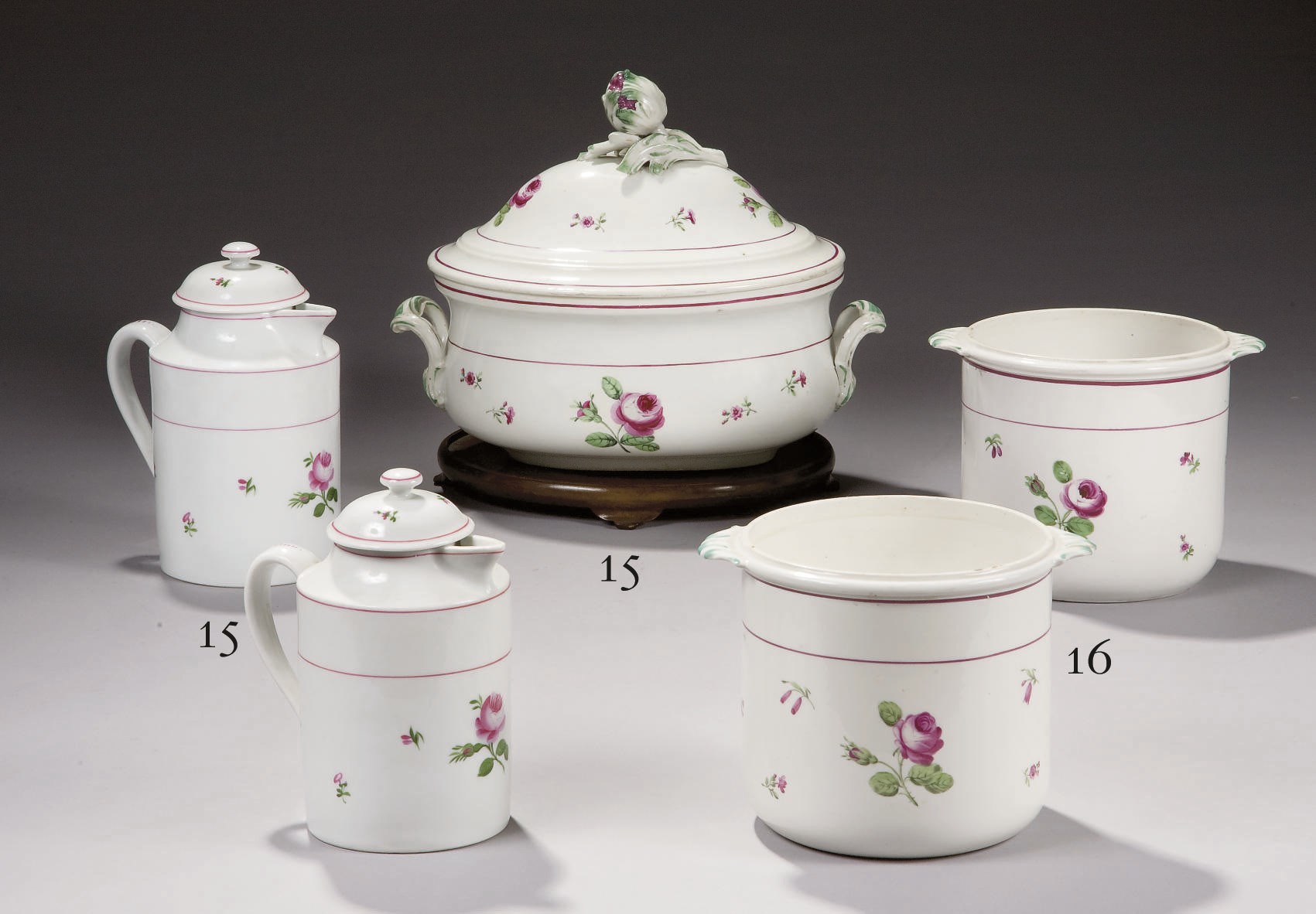PAIRE DE RAFRAICHISSOIRS A DEMI-BOUTEILLE EN PORCELAINE DE VIENNE DE LA FIN DU XVIIIEME SIECLE