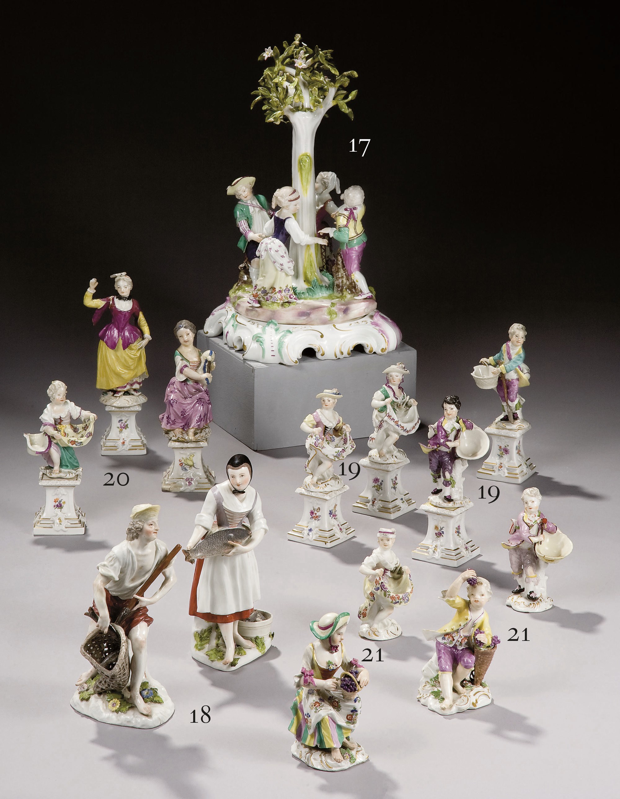 DEUX STATUETTES EN PORCELAINE DE MEISSEN DU XVIIIEME SIECLE