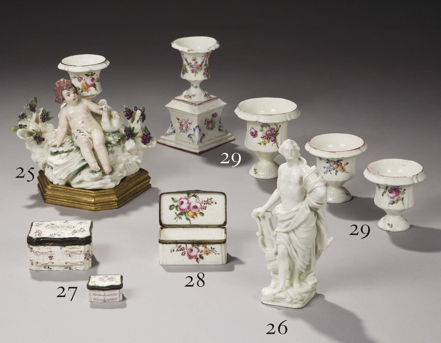 BOITE A PRISER ET SON COUVERCLE EN PORCELAINE DE MENNECY DU XVIIIEME SIECLE A MONTURE EN METAL DORE