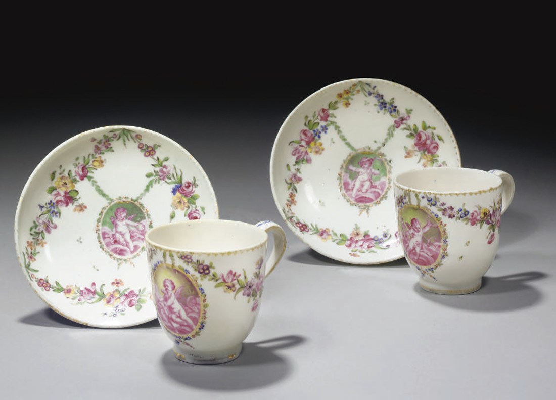 PAIRE DE TASSES ET LEUR SOUS-TASSE EN PORCELAINE TENDRE DU XVIIIEME SIECLE