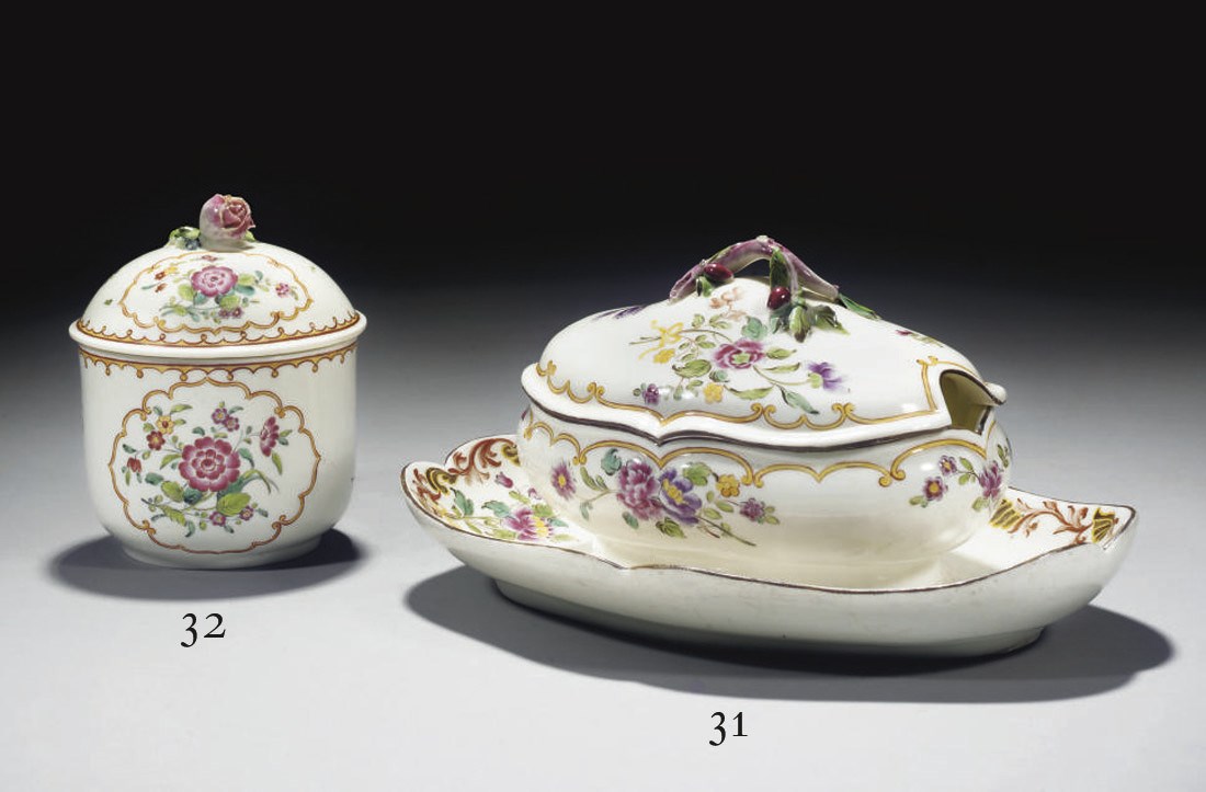 SUCRIER A PLATEAU ADHERENT ET SON COUVERCLE EN PORCELAINE TENDRE DE MENNECY DU XVIIIEME SIECLE