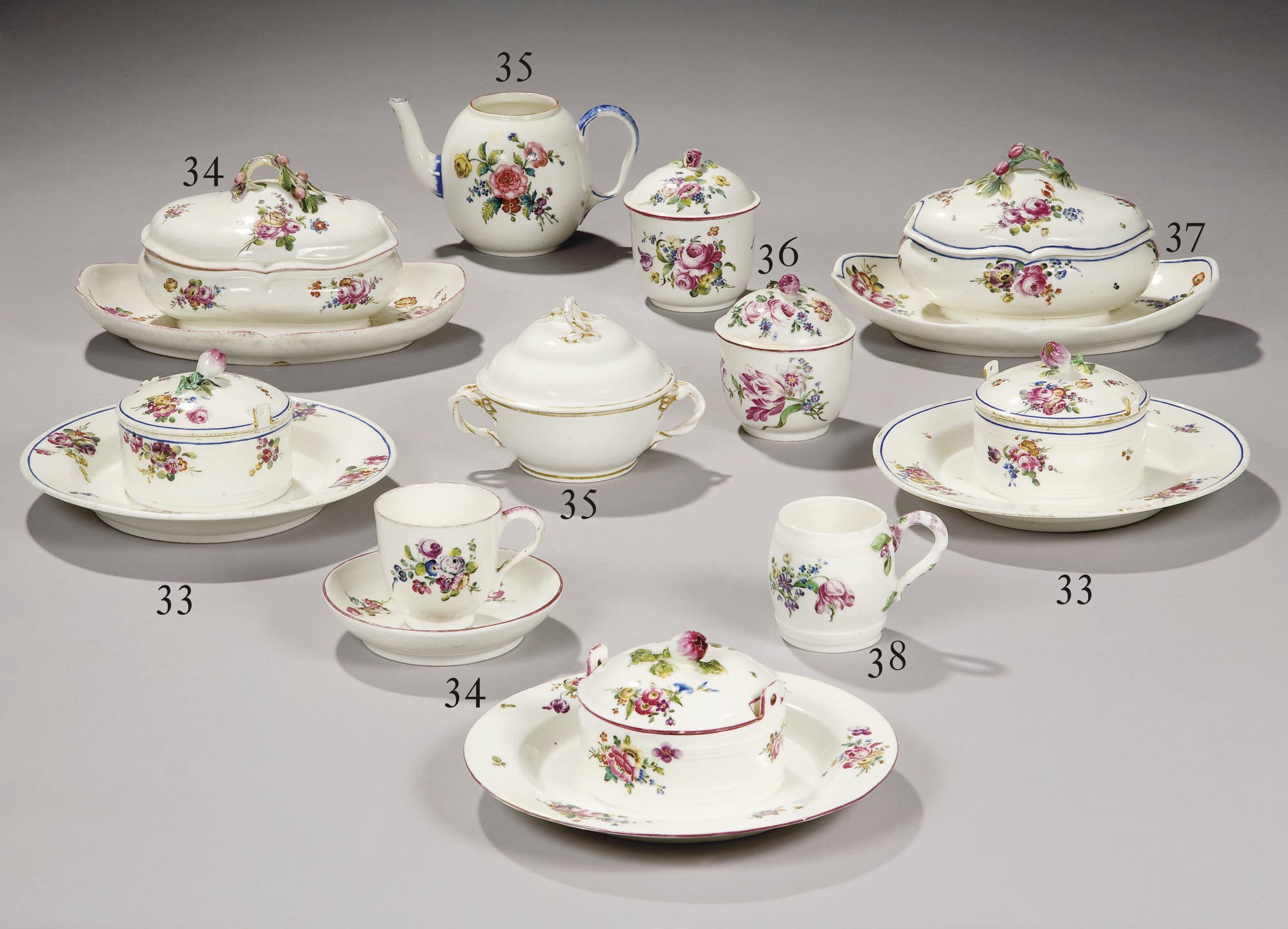 PAIRE DE BEURRIERS A PLATEAU ADHERENT ET LEUR COUVERCLE EN PORCELAINE TENDRE DE MENNECY DU XVIIIEME SIECLE