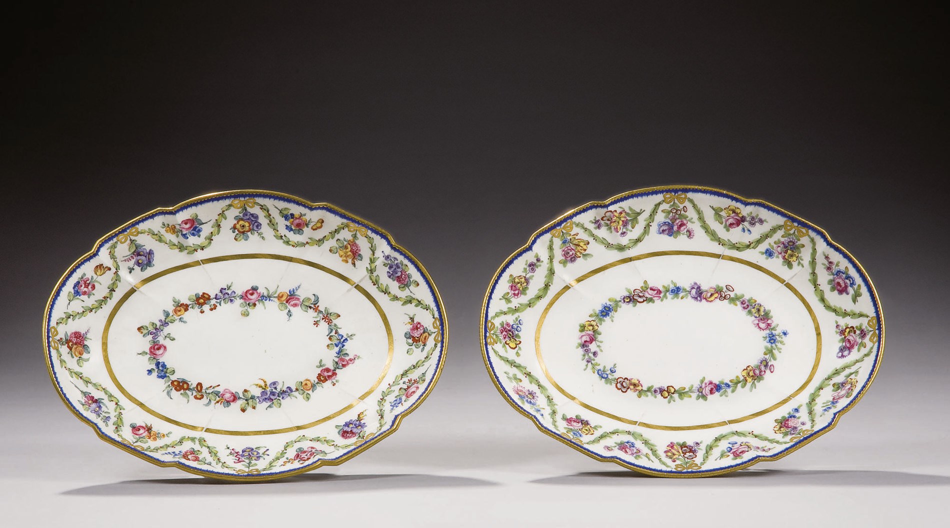 PAIRE DE COMPOTIERS OVALES ROYAUX EN PORCELAINE DE SEVRES DU XVIIIEME SIECLE