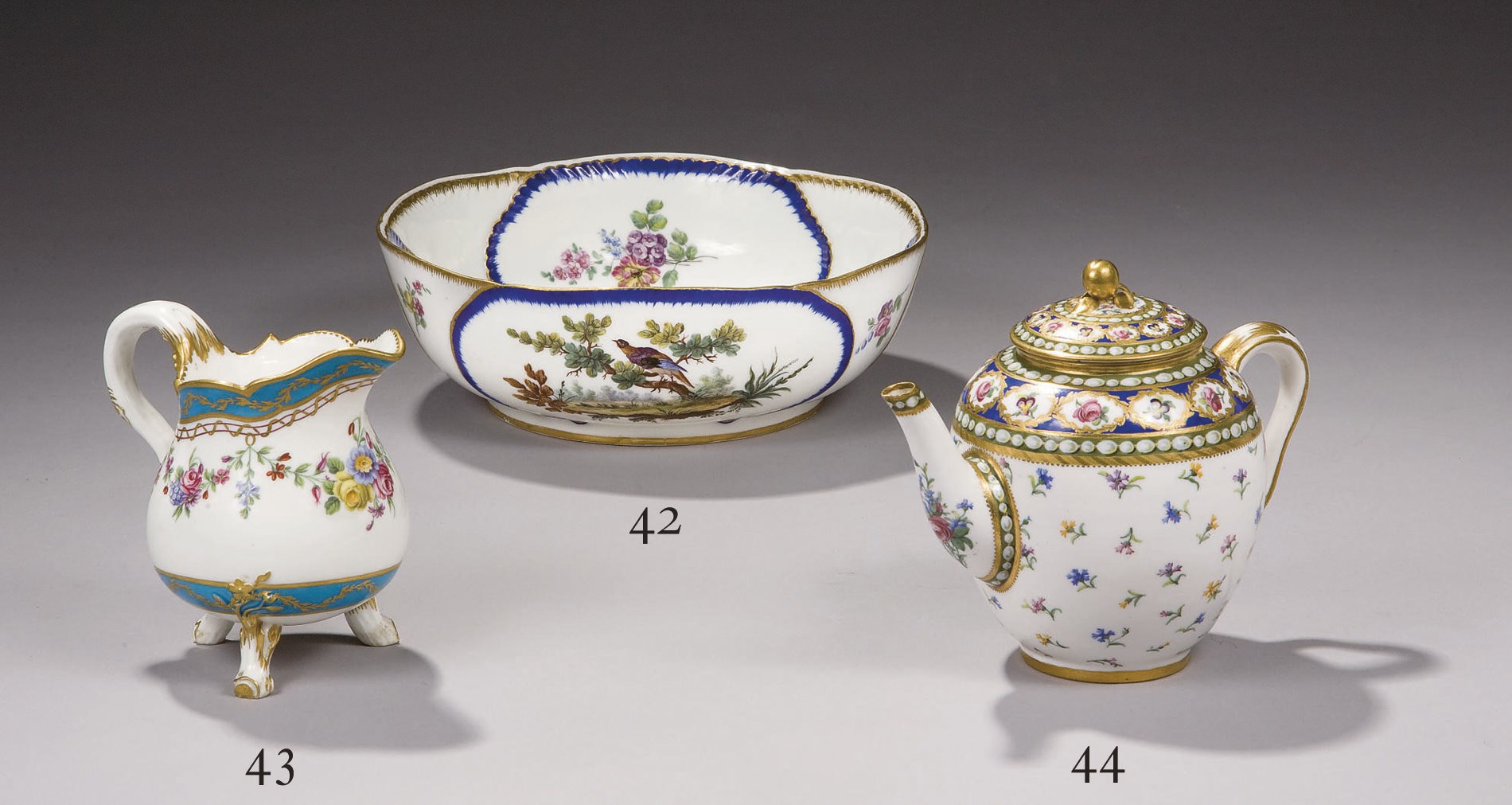 THEIERE "CALABRE" (GRANDEUR B) ET SON COUVERCLE EN PORCELAINE DE SEVRES DU XVIIIEME SIECLE