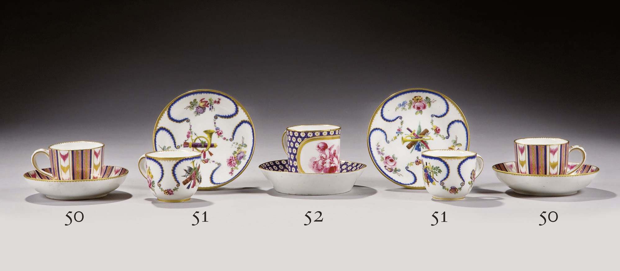 GOBELET "LITRON" (1ERE GRANDEUR) ET SA SOUS-TASSE EN PORCELAINE DE SEVRES DU XVIIIEME SIECLE