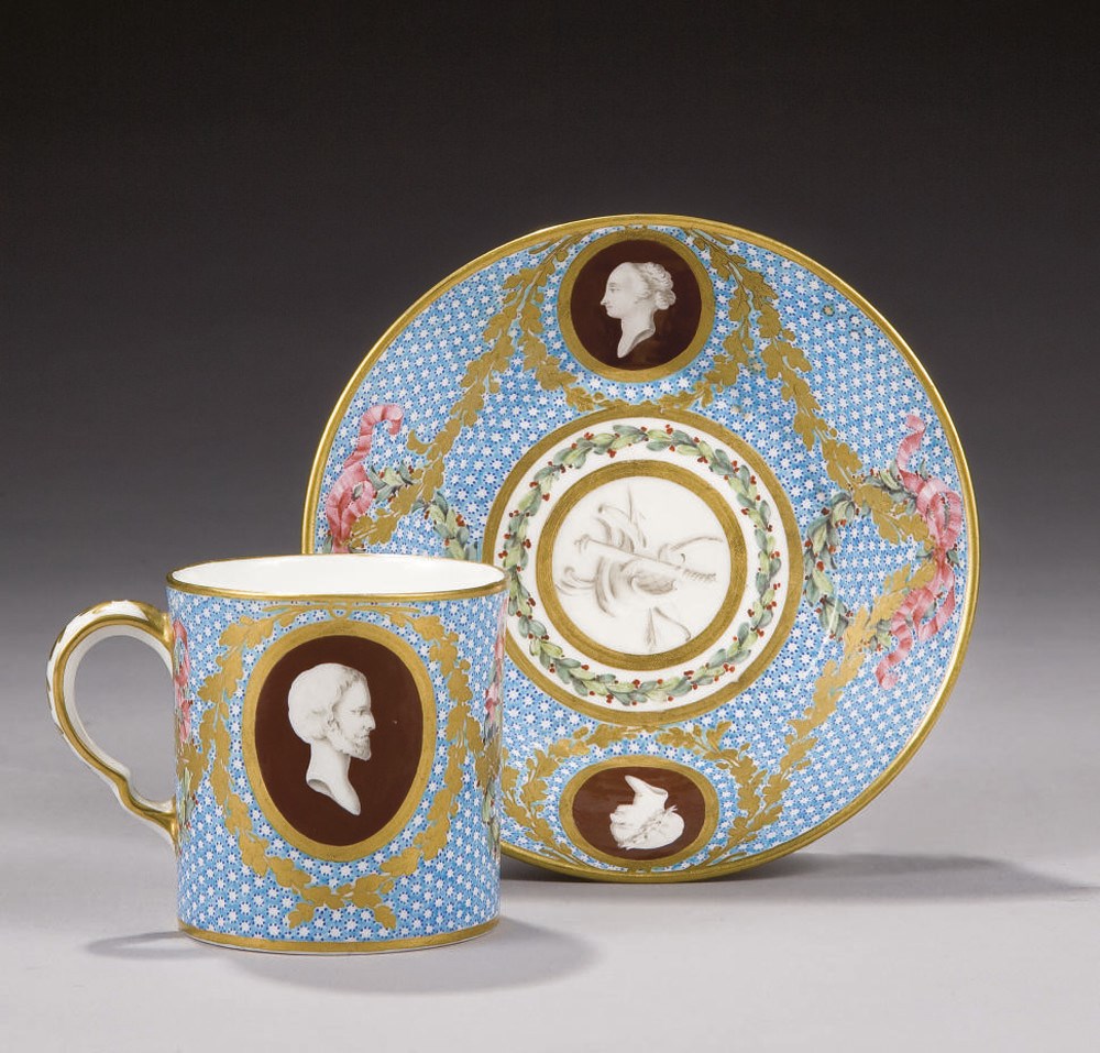 GOBELET "LITRON" (2EME GRANDEUR) ET SA SOUS-TASSE EN PORCELAINE DE SEVRES DU XVIIIEME SIECLE