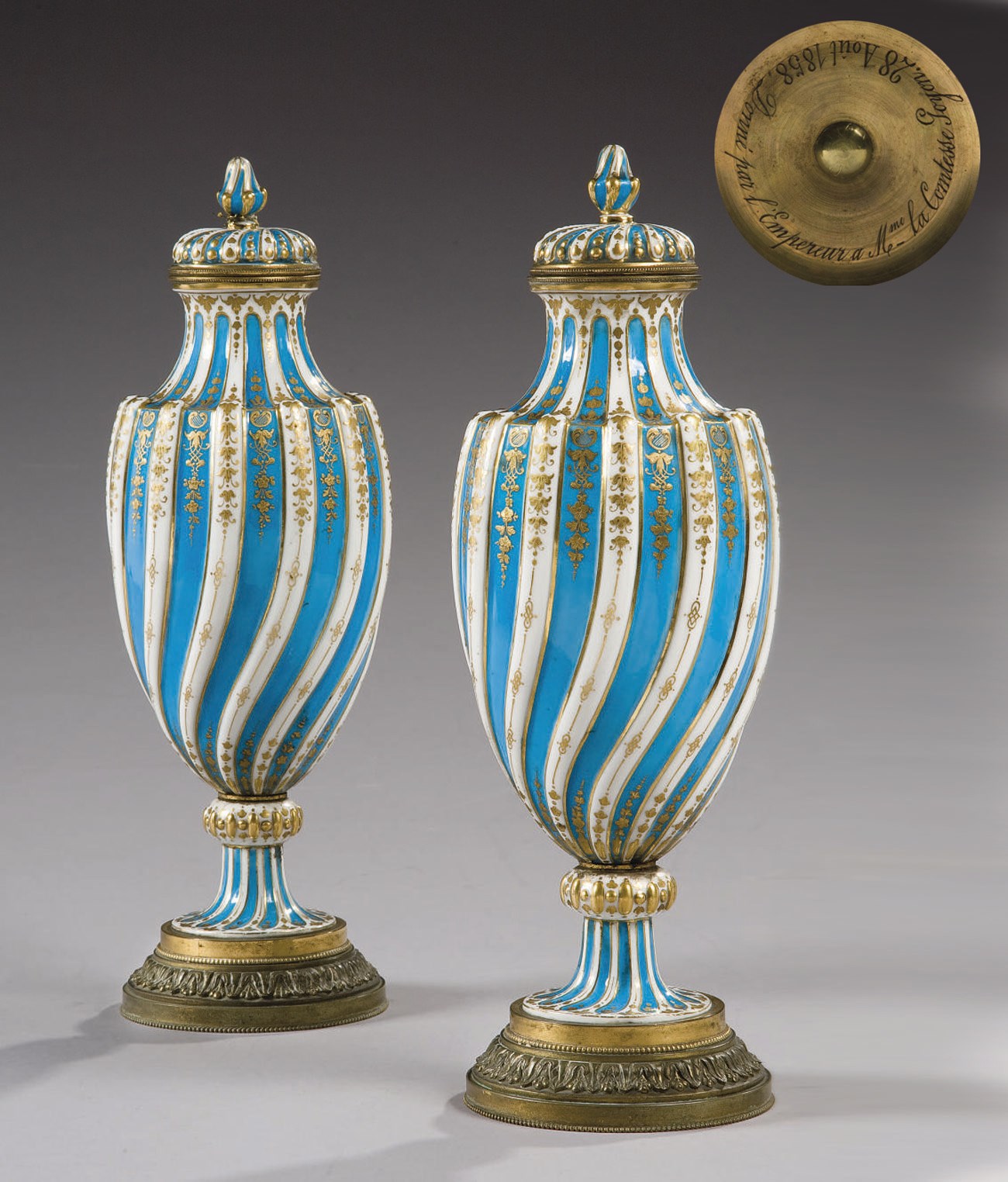 PAIRE DE VASES "A COTES TORSES DE COTE" ET LEUR COUVERCLE EN PORCELAINE DE SEVRES A MONTURE EN BRONZE DORE DU XIXEME SIECLE