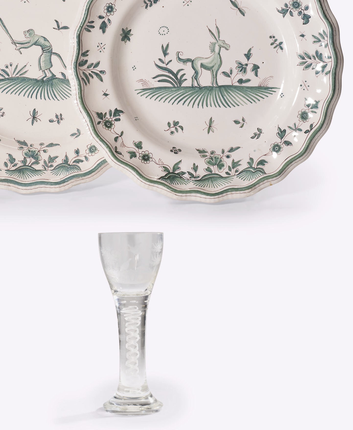 PAIRE D'ASSIETTES EN FAIENCE DANS LE STYLE DE MOUSTIERS