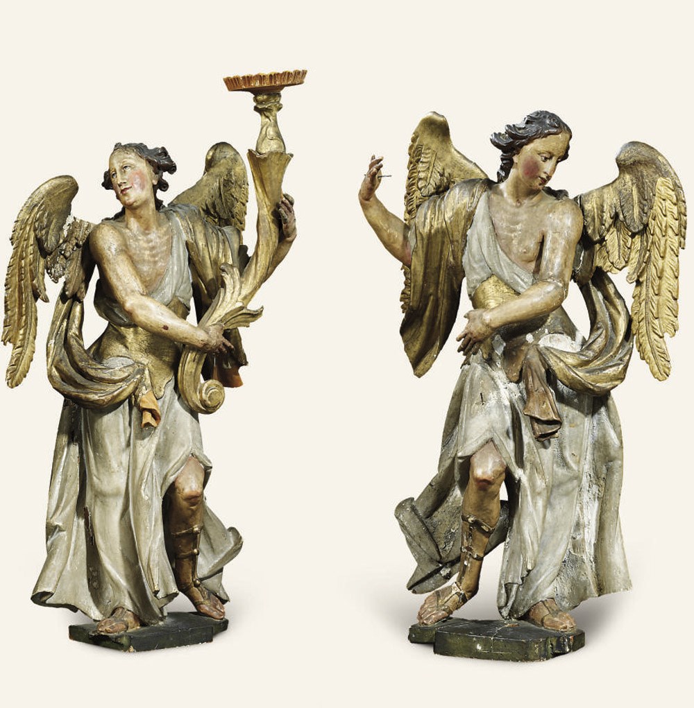 PAIRE D'ANGES EN BOIS SCULPTE, PEINT POLYCHROME ET PARTIELLEMENT DORE