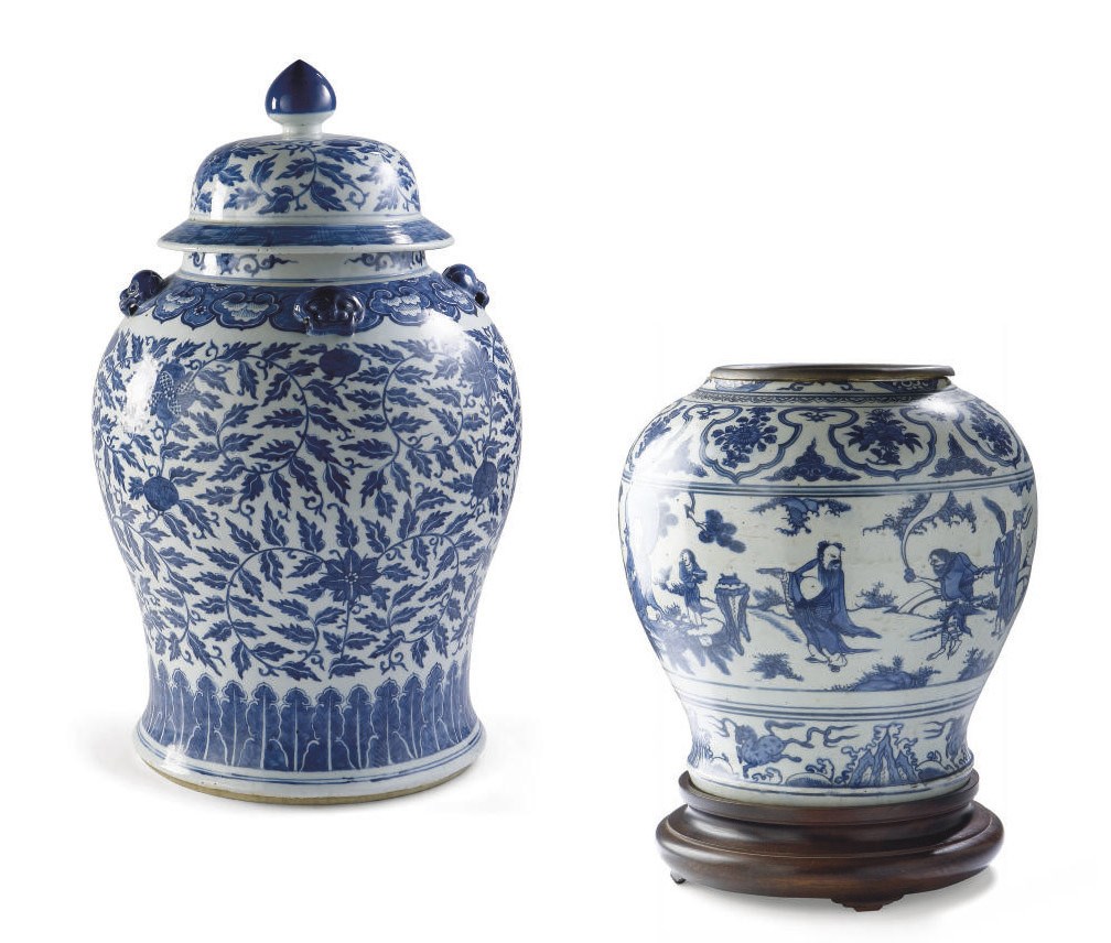 DEUX POTICHES EN PORCELAINE BLEU BLANC